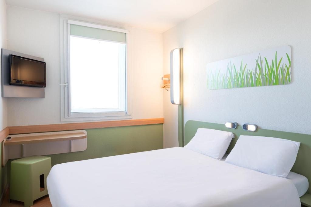 B b hotel paris. Ibis budget. Ibis Miles +18.