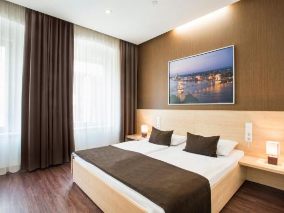 Promenade City Hotel