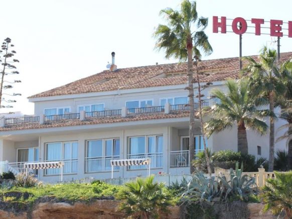 Hotel La Riviera, Альбир