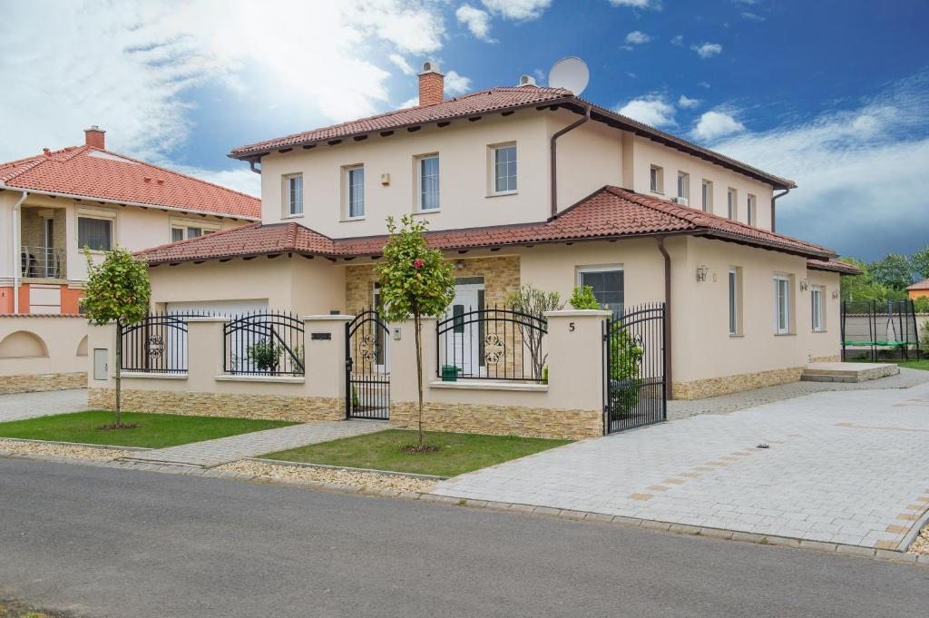 Aura Apartman, Хайдусобосло