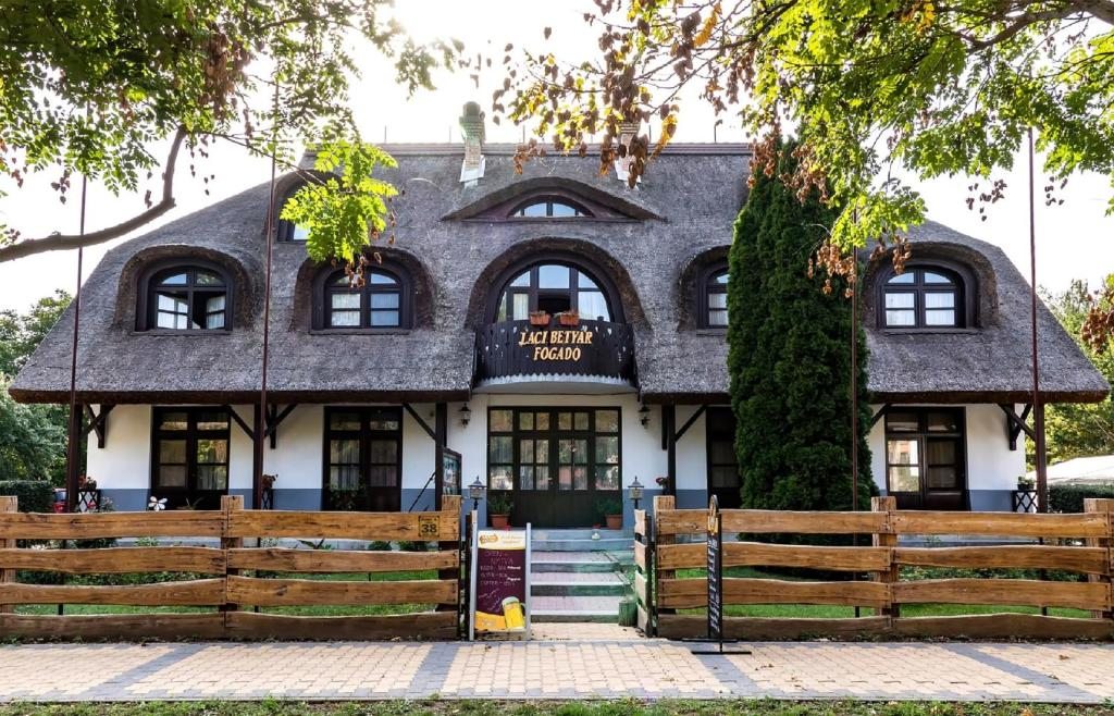 Gasthof Laci Betyár, Хайдусобосло
