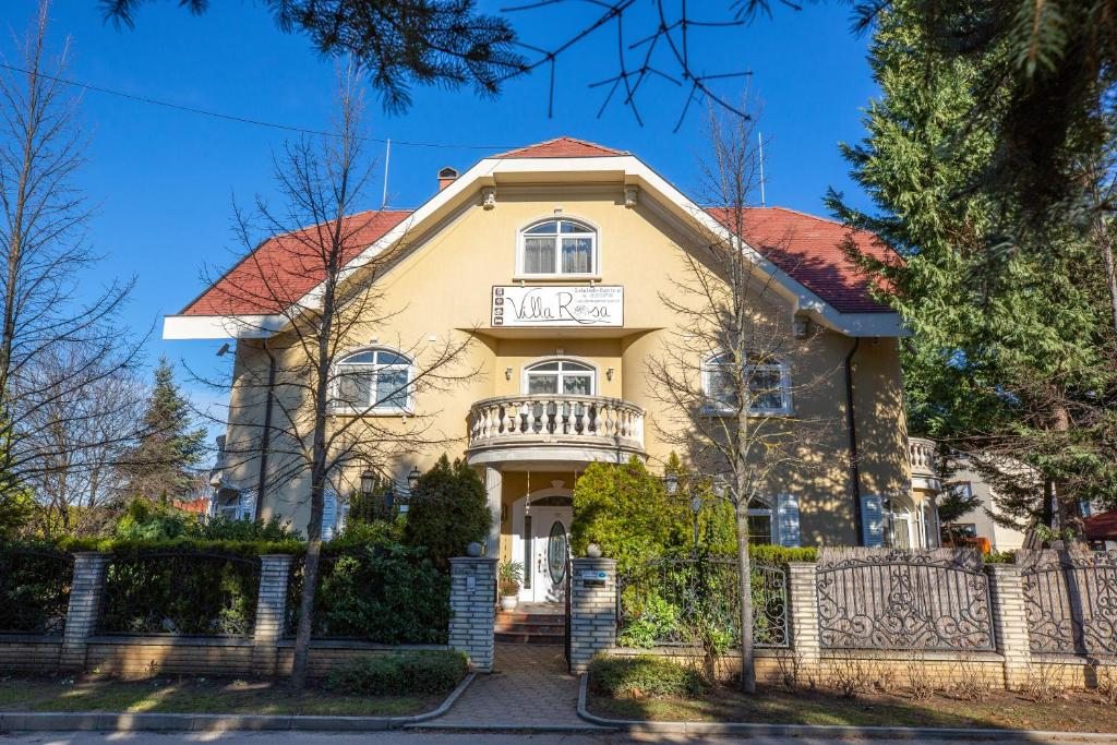 Villa Rosa, Хайдусобосло