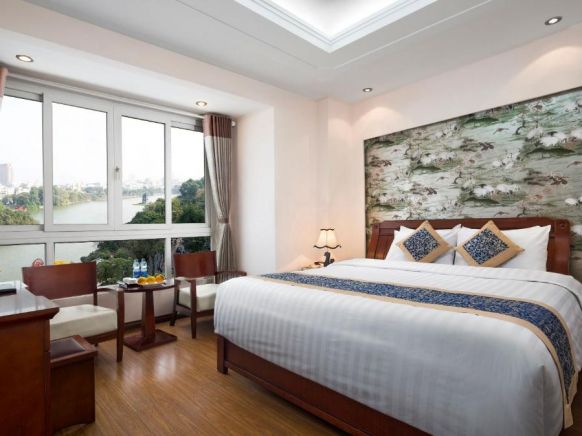 Lakeside Palace Hotel