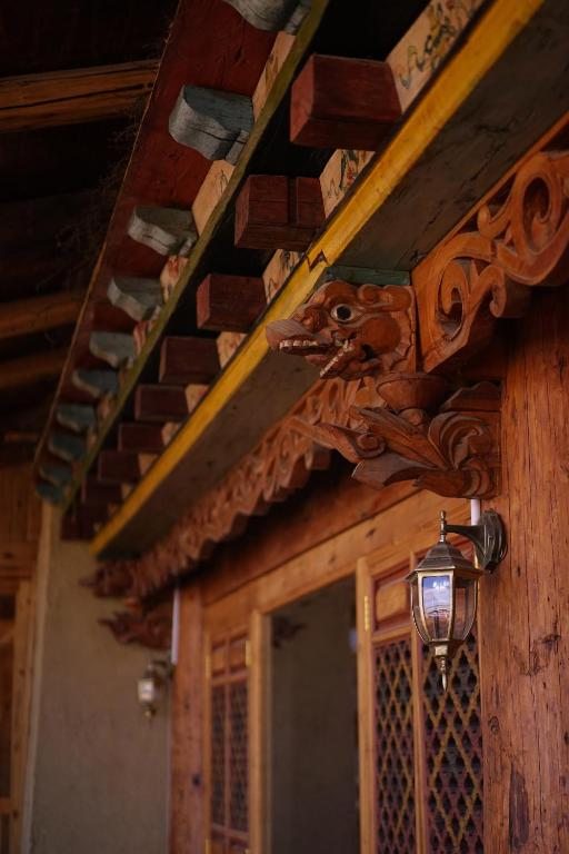 House of Waking Sunlight, Шангри-Ла (Тибет)