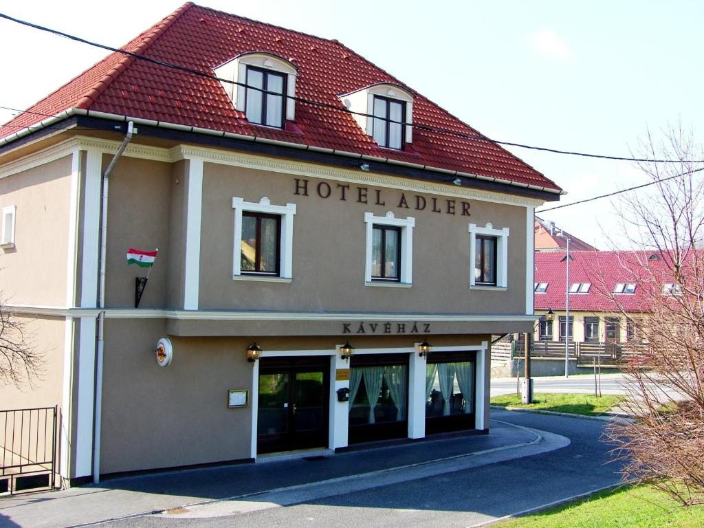 Adler Hotel, Будаорш