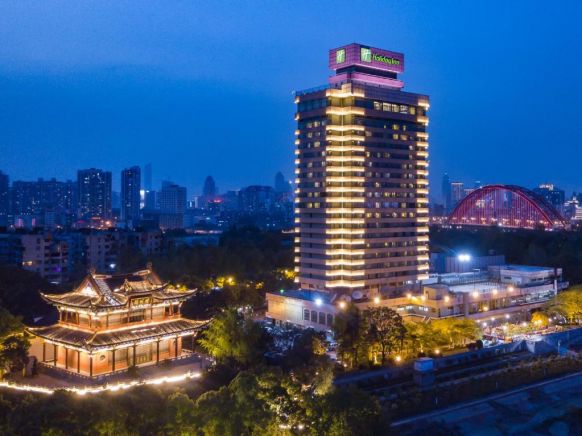 Holiday Inn Wuhan Riverside, Ухань