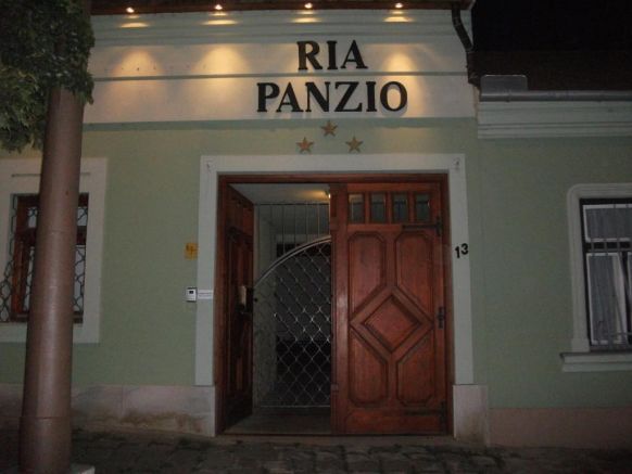Ria Panzio, Эстергом