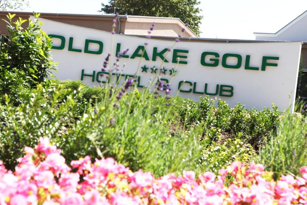 Old Lake Golf Hotel, Тата