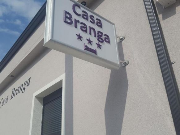 Casa Branga, Дева
