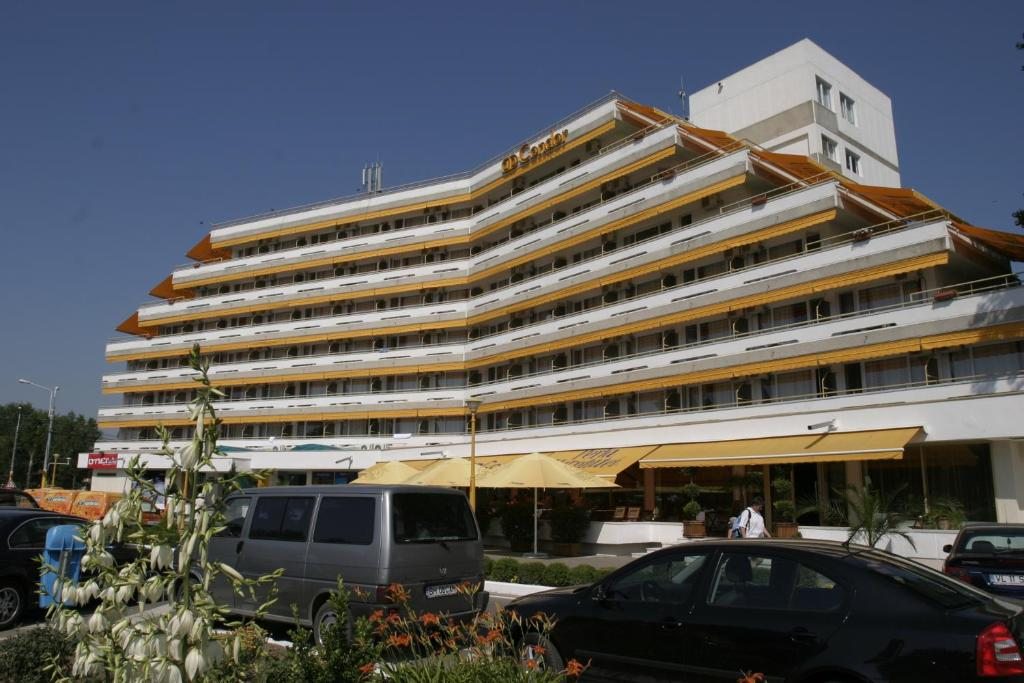 Hotel Condor, Мамая