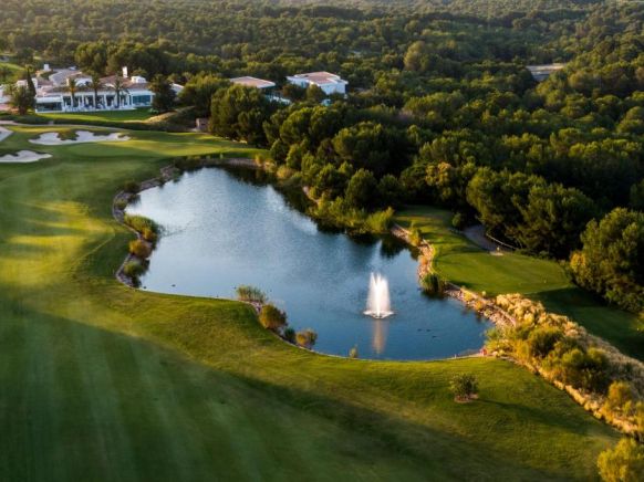 Las Colinas Golf & Country Club Residences