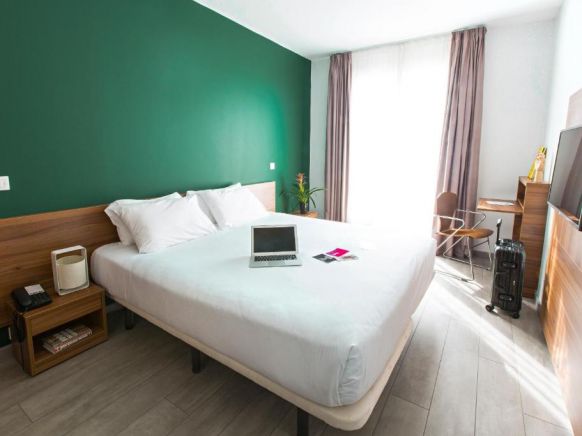 The Student Hotel Paris La Défense, Париж