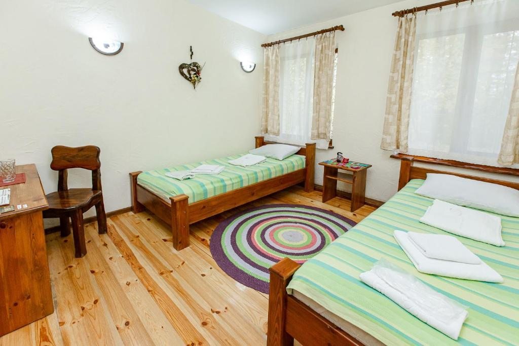 Двухместный (Двухместный номер с 2 отдельными кроватями и общей ванной комнатой) отеля Бивак, Борисов