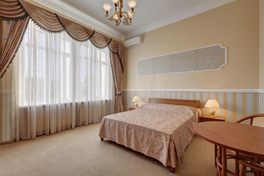 Двухместный (Улучшенный двухместный номер с 1 кроватью) гостиницы Пекин, Москва