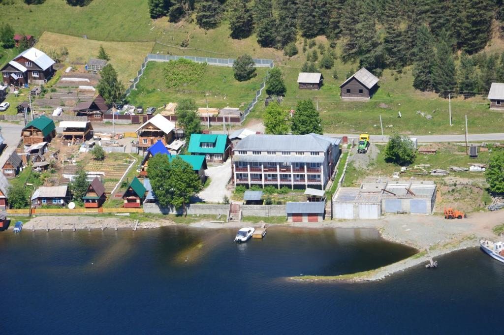 Гостиница расположена на самом берегу Телецкого озера. Гостиница Жемчужина
