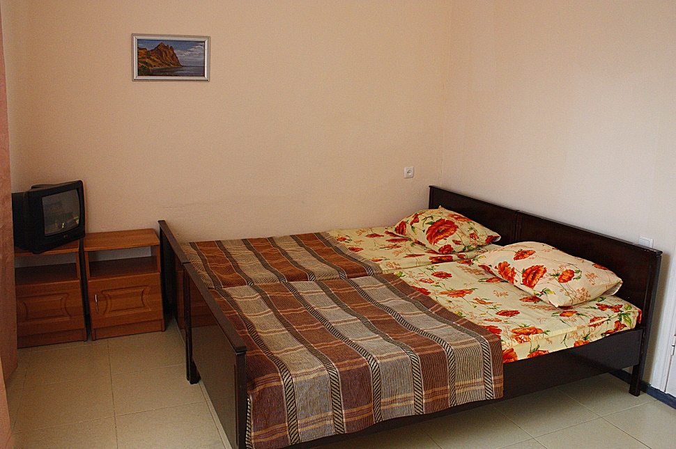 Двухместный (Стандарт с одной двухспальной кроватью) гостевого дома Лимонад, Приморский (Крым)