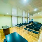 Просторный и светлый конференц‑зал с посадкой до 40–50 чел