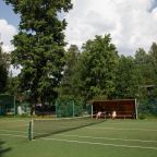 На территории базы отдыха "Лосево Парк" расположен теннисный корт с современным покрытием.