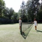 На территории базы отдыха "Лосево Парк" расположен теннисный корт с современным покрытием.