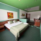 Люкс (Лето 302), Гостиница Ля Ви де Шато