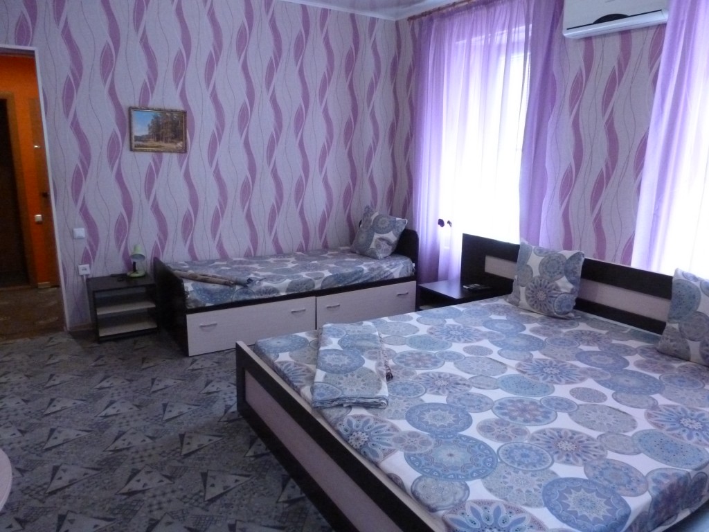 Трехместный (Стандарт с двуспальной и 1 односпальной кроватью) гостиницы Победа, Астрахань