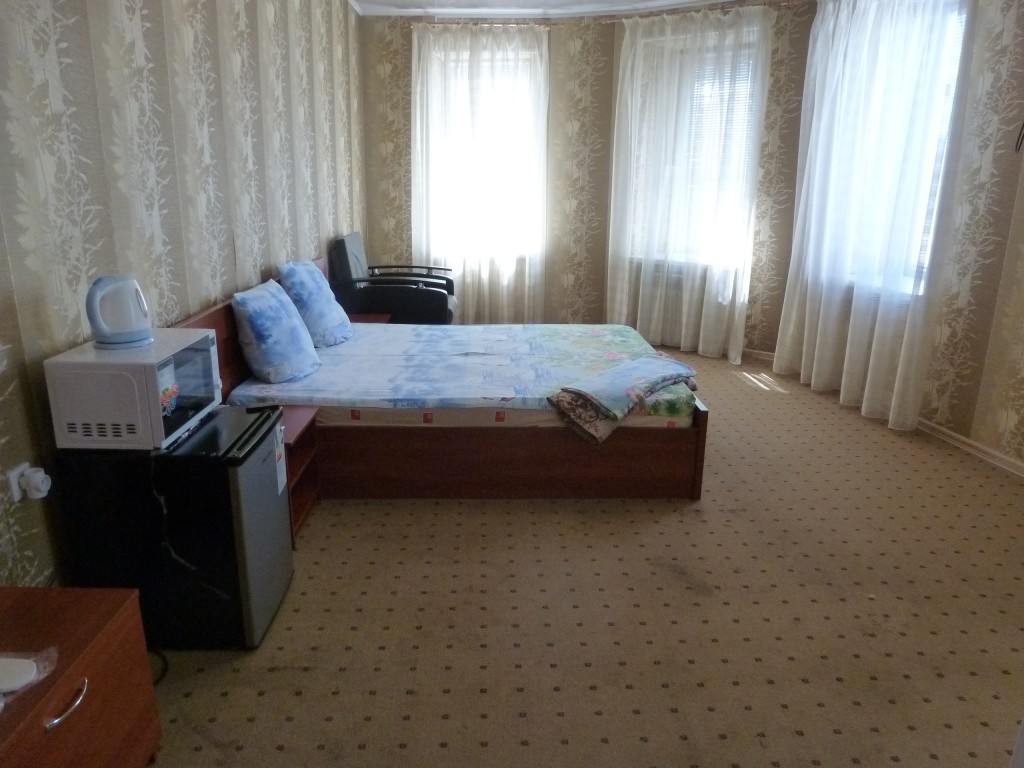 Двухместный (Комфорт с двуспальной кроватью + кресло кровать) гостиницы Победа, Астрахань