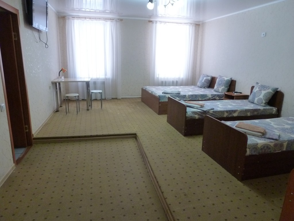 Семейный (Пятиместный с 3 односпальными и двуспальной кроватью) гостиницы Победа, Астрахань