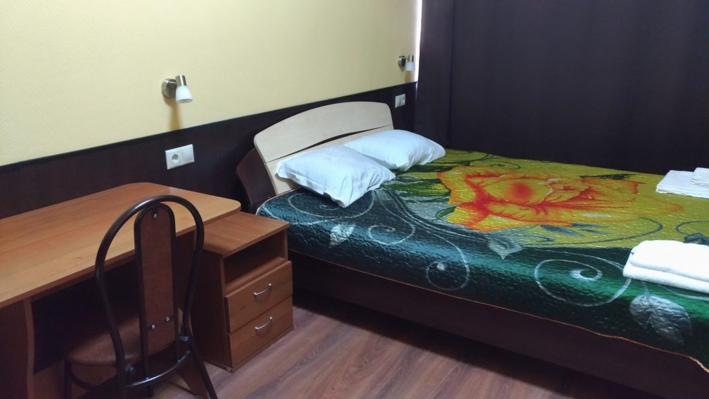 Четырехместный (Семейный эконом с двухспальной кроватью и двухъярусной кроватью) мини-отеля Тарлеон, Москва