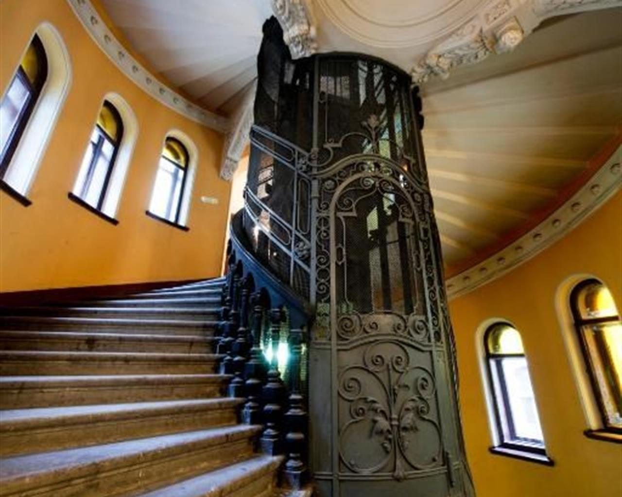 Экскурсия по парадной лестнице, Гостевой дом на Ломоносова 14