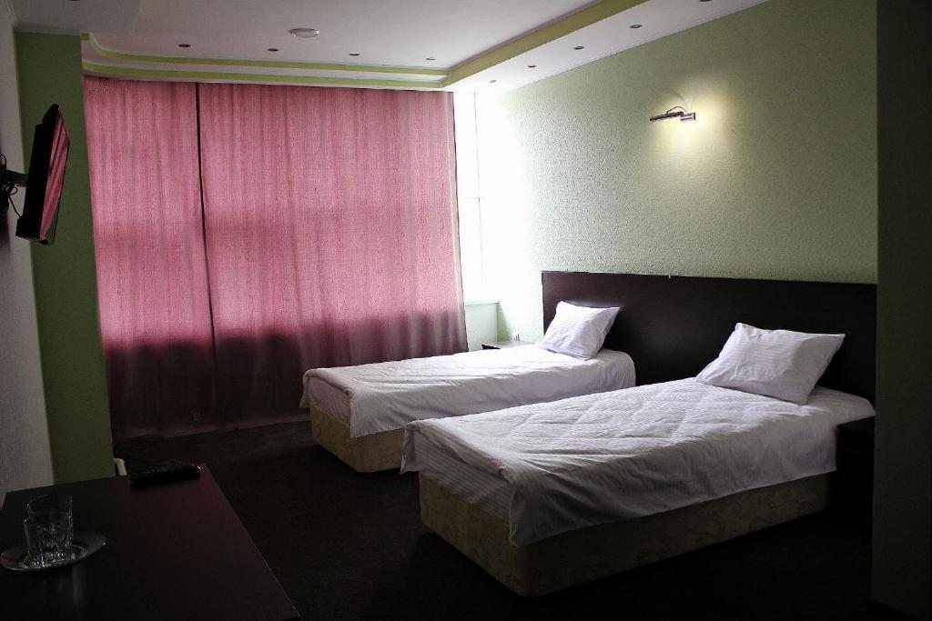 Двухместный (Улучшенный двухместный номер с 2 отдельными кроватями) отеля Галактика, Тюмень