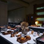 Блюда в основном меню и в ассортименте шведского стола на завтрак, Отель Восток