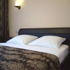 Двуспальная кровать в спальне