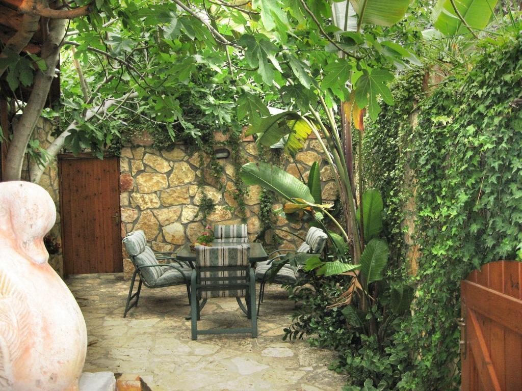 Семейный (Семейный номер с видом на сад) апарт-отеля Ohn-Bar Guesthouse, Амирим