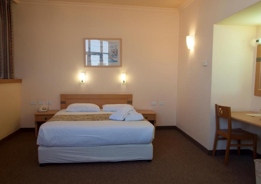 Двухместный (Двухместный номер «Комфорт» с 1 кроватью или 2 отдельными кроватями (для 2 взрослых и 1 ребенка)) отеля Inbar Hotel, Арад (Юг Израиля)