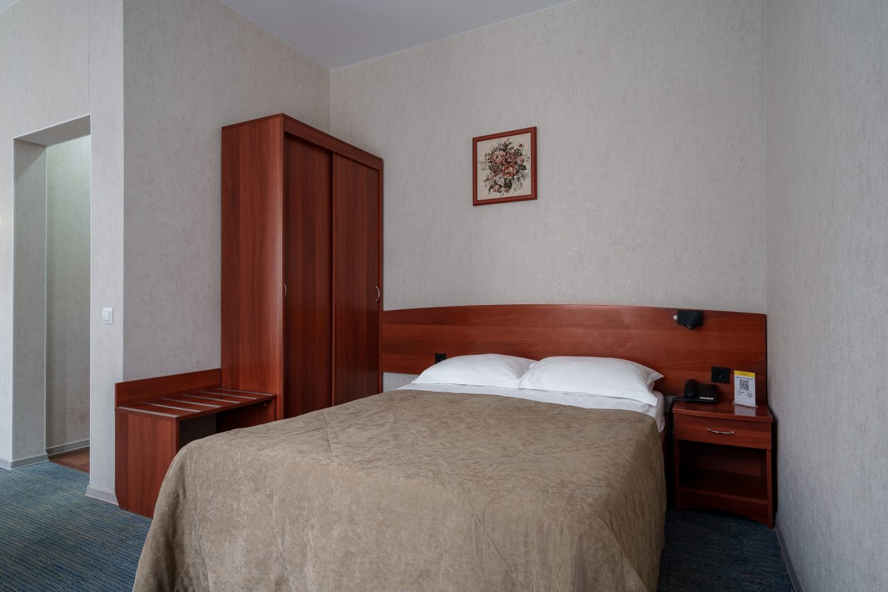 Двухместный (Комфорт c одной большой кроватью) гостиницы Cronwell Ника Центр, Омск