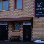 Парковка отеля во внутреннем дворе, под видеонаблюдением