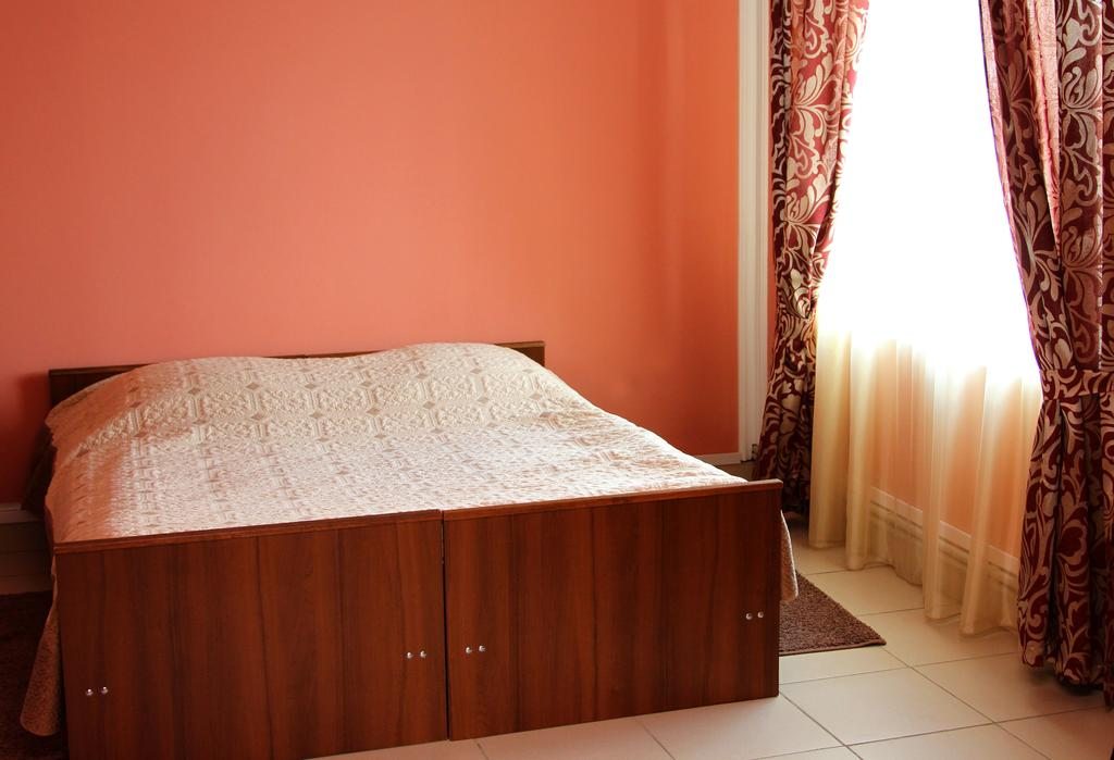 Двухместный (Улучшенный двухместный номер с 1 кроватью) гостиницы Вернисаж, Бор