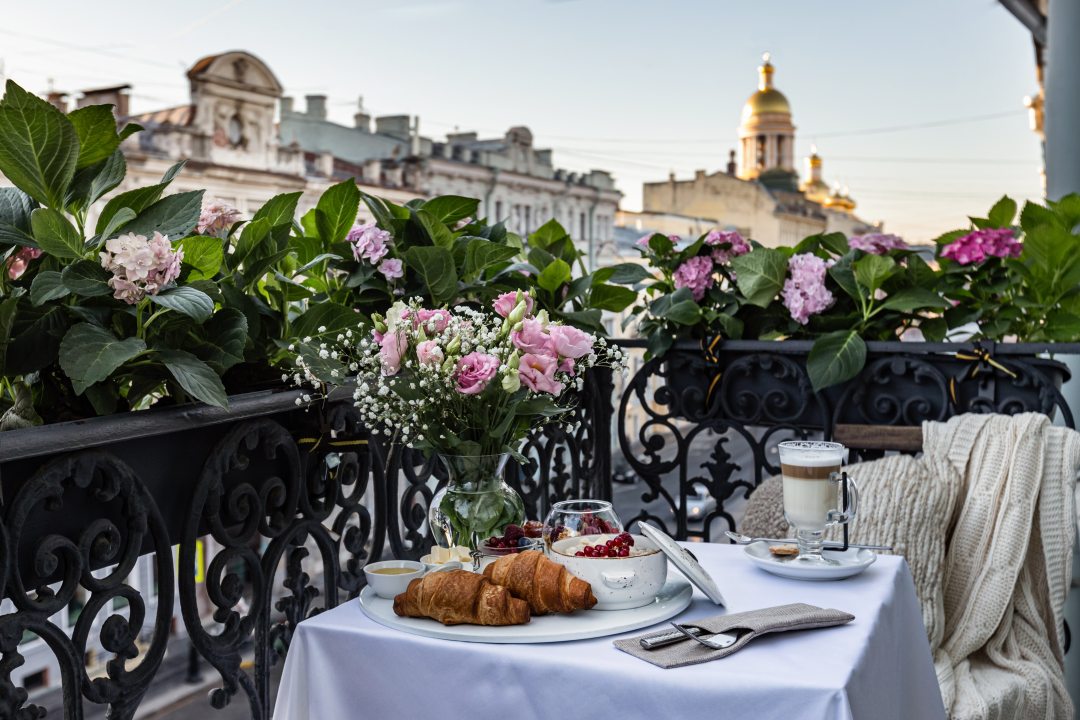 Полулюкс (С балконом и видом на проспект) отеля Астон, Санкт-Петербург