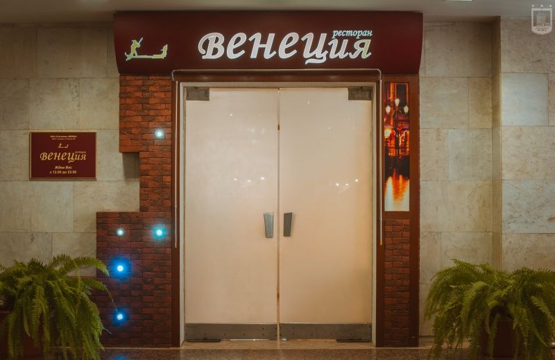 Главный вход в ресторан гостиницы «Венец» 3*, Ульяновск. Гостиница Венец