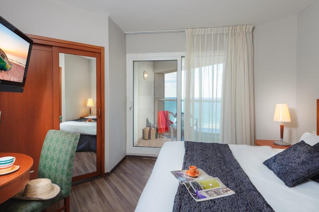 Сьюит (Суперлюкс с видом на море (для 2 взрослых и 1 ребенка)) отеля Leonardo Suite By the Beach, Бат-Ям
