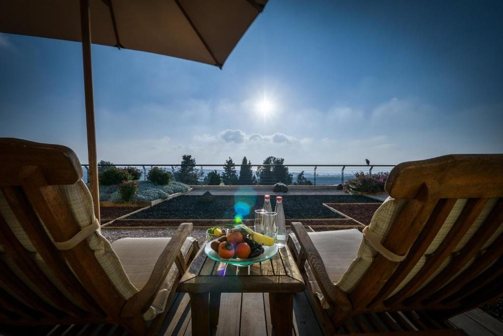 Двухместный (Улучшенный номер с собственной террасой с видом на сад) отеля Carmel Forest Spa Resort, Хайфа