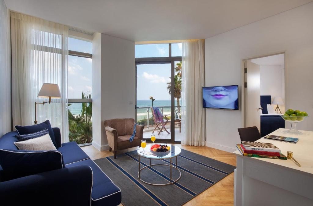 Сьюит (Представительский люкс с балконом и видом на море) отеля Daniel Herzliya Hotel, Герцлия