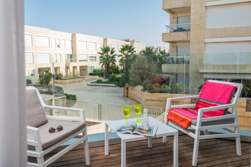 Трехместный (Трехместный номер Делюкс с балконом) отеля Herods Herzliya, Герцлия