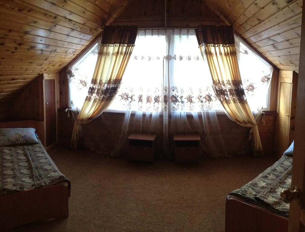 Двухместный (Большой двухместный номер с 2 отдельными кроватями) гостевого дома Ёлочка, Листвянка