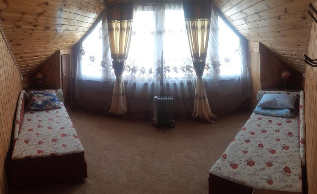 Двухместный (Просторный двухместный номер с 2 отдельными кроватями) гостевого дома Ёлочка, Листвянка