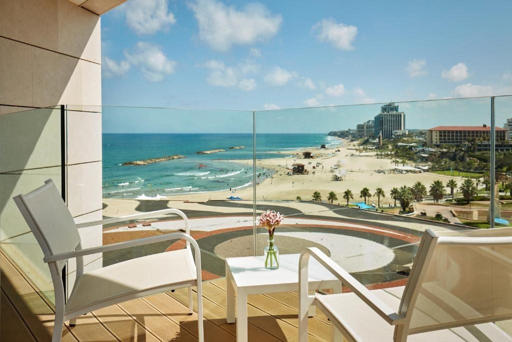 Двухместный (Улучшенный номер с 1 кроватью размера «queen-size» и балконом) отеля The Ritz-Carlton, Herzliya, Герцлия