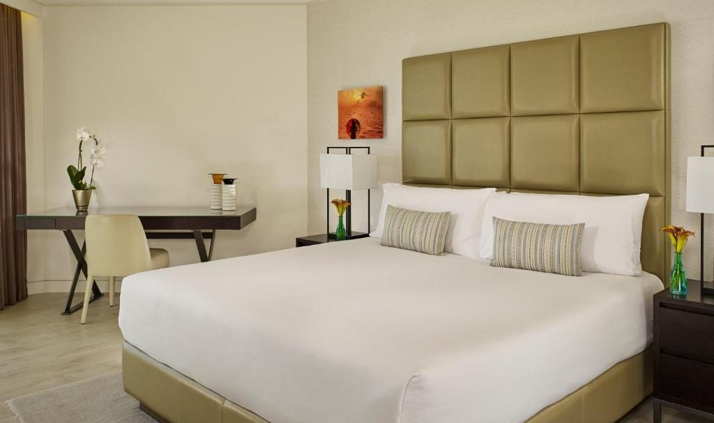 Сьюит (Люкс с 2 спальнями с 1 кроватью размера «king-size», 2 отдельными кроватями и балконом, вид на море) отеля The Ritz-Carlton, Herzliya, Герцлия