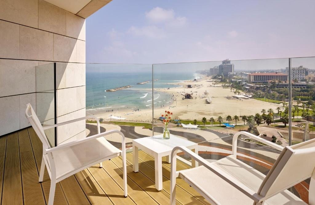 Двухместный (Более просторный номер Делюкс с кроватью размера «king-size» или 2 отдельными кроватями и балконом, вид на море) отеля The Ritz-Carlton, Herzliya, Герцлия
