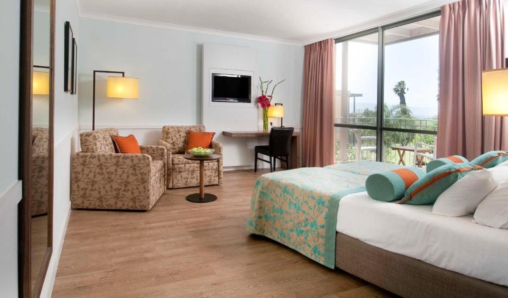 Двухместный (Двухместный номер «Отель Гранд Делюкс» с 1 кроватью или 2 отдельными кроватями и балконом) отеля Nof Ginosar Kibbutz Hotel, Тверия