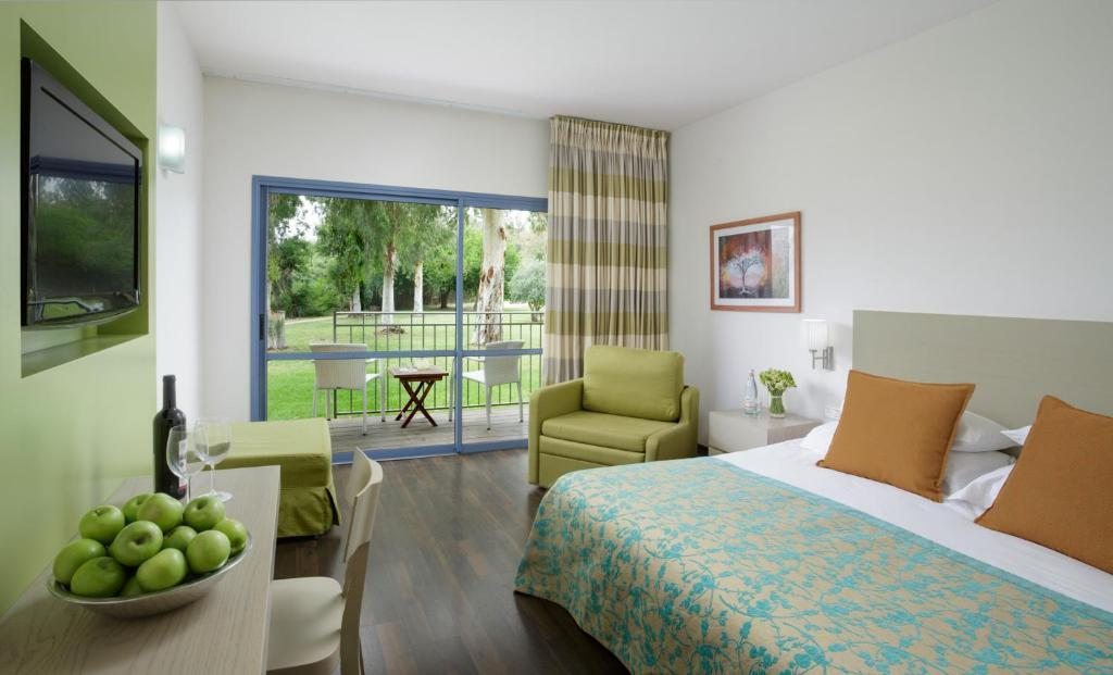 Двухместный (Двухместный номер Делюкс с 1 кроватью или 2 отдельными кроватями, вид на сад) отеля Nof Ginosar Kibbutz Hotel, Тверия